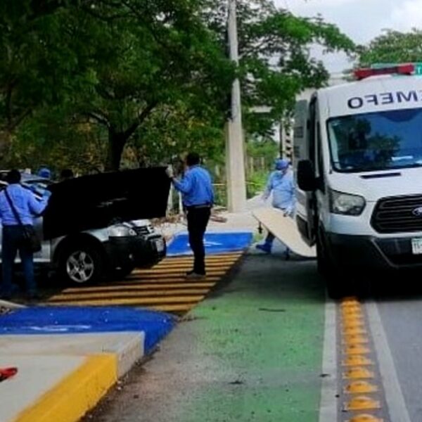 Hallan a un hombre sin vida dentro de su vehículo en un fraccionamiento de Mérida