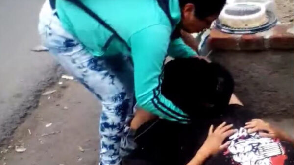 Por falta de atención, mujer da a luz afuera del hospital