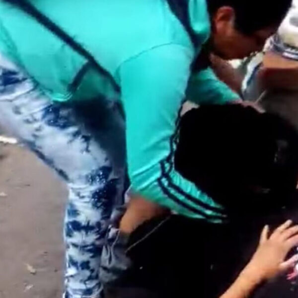 Por falta de atención, mujer da a luz afuera del hospital