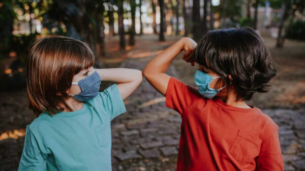 La OMS descarta daños en el uso de cubreboca en niños