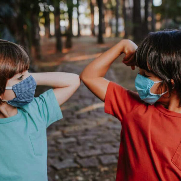 La OMS descarta daños en el uso de cubreboca en niños