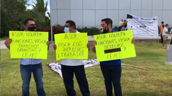 Cancún: Protestan transportistas del aeropuerto por ‘cobro de piso’ de Asur.