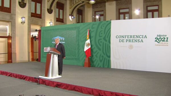 FGR y no INE determinará si dar tarjetas es delito electoral: AMLO