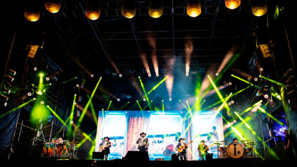 Pese al Covid-19, Grupo Intocable realiza concierto presencial en Monterrey