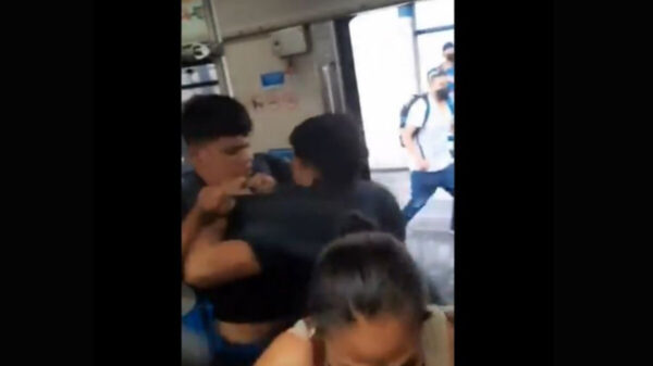 Jóvenes se agarran a golpes en el Metro de Monterrey
