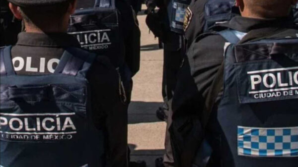 Detienen en la Ciudad de México a 14 policías por extorsión y robo