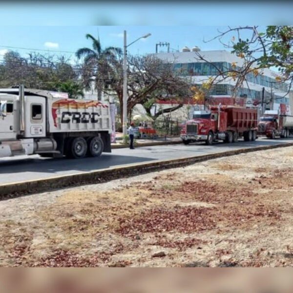 Se manifiestan en Cancún volqueteros por ley de movilidad