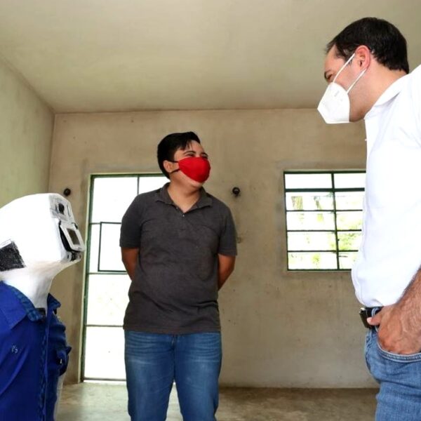 Creador de robot que previene el Covid-19 presenta su proyecto al Gobernador de Yucatán