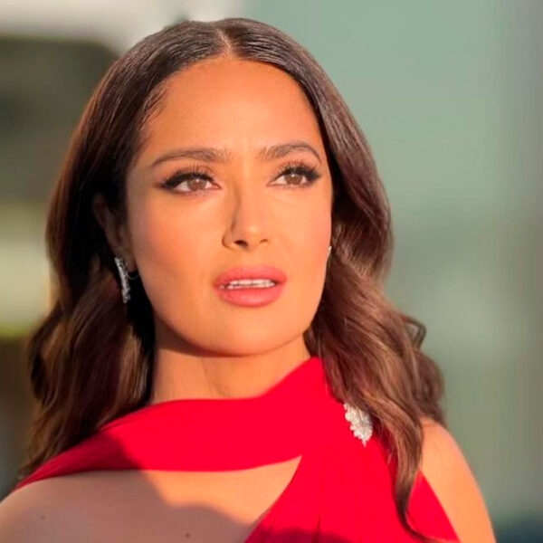 Salma Hayek continúa con secuelas del Covid-19