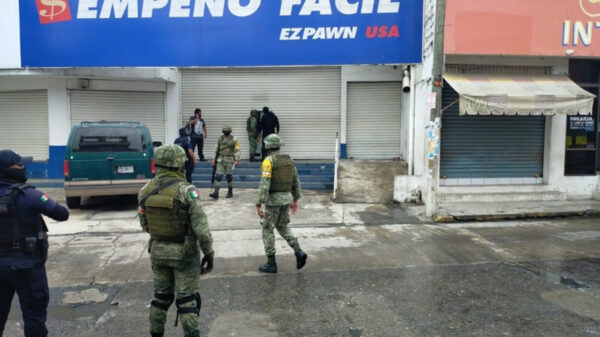 Colocan supuesta bomba y asaltan casa de empeño, en Veracruz