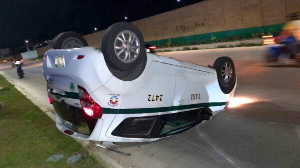 Video: Sigue mala suerte de taxistas de Cancún, operador sufre brutal impacto