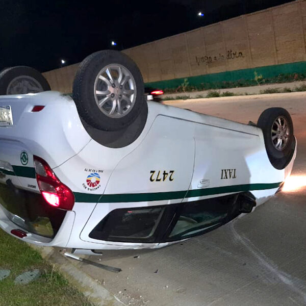 Video: Sigue mala suerte de taxistas de Cancún, operador sufre brutal impacto