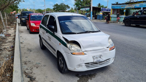 Cancún: taxista salva la vida al ser atacado a balazos