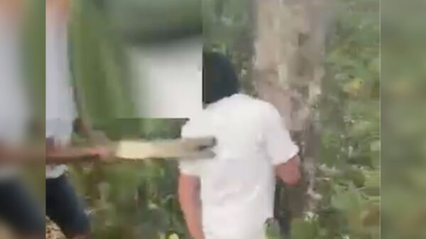 Video: Difunden brutal "Tabliza" a presunto taxista de Cancún