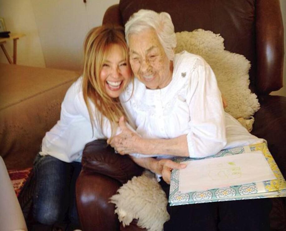 Thalía le da de 'comer' a su abuela por videollamadas