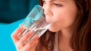 Beneficios de tomar agua y si es en ayunas, mejor