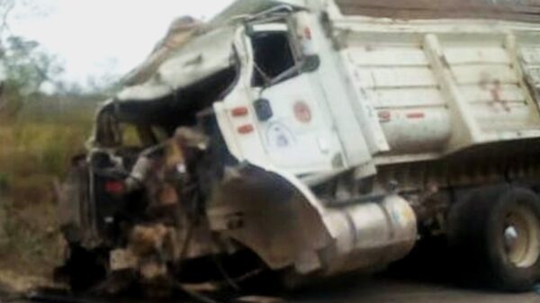 Volquete se sale de la carretera Mérida-Cancún y se destroza la parte delantera