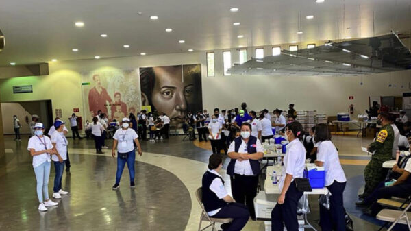 Reciben vacunas contra Covid-19 maestros de Guanajuato; dos se desmayan