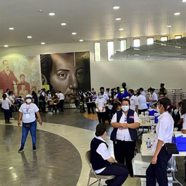 Reciben vacunas contra Covid-19 maestros de Guanajuato; dos se desmayan