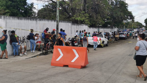 Tercera jornada caótica de vacunación covid-19 en Cancún