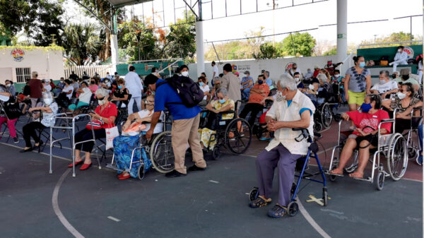 Tranquila jornada de vacunación covid a abuelitos en Cancún
