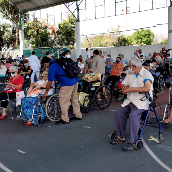 Tranquila jornada de vacunación covid a abuelitos en Cancún