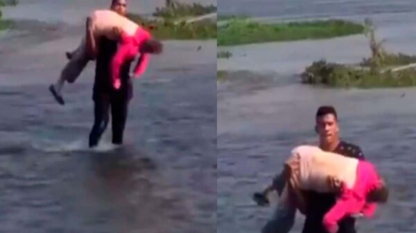 En redes sociales se viraliza la fotografía  de un joven que carga a una anciana durante su paso por el Río Bravo