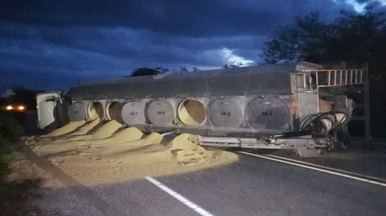 Vuelca pesada unidad que transportaba alimento para cerdos en la vía Mérida-Tizimín