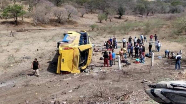 Vuelca camión de pasajeros en Puebla; 6 muertos y 24 heridos