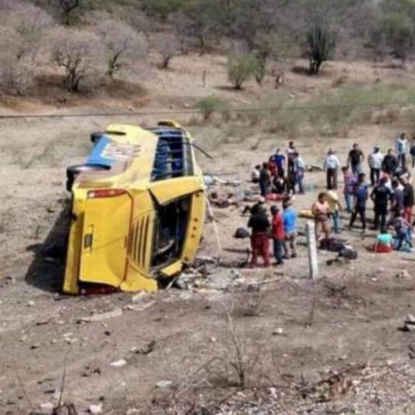 Vuelca camión de pasajeros en Puebla; 6 muertos y 24 heridos