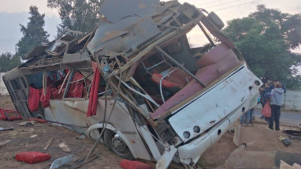 Reportan 17 jornaleros lesionados tras volcarse camión, en Michoacán