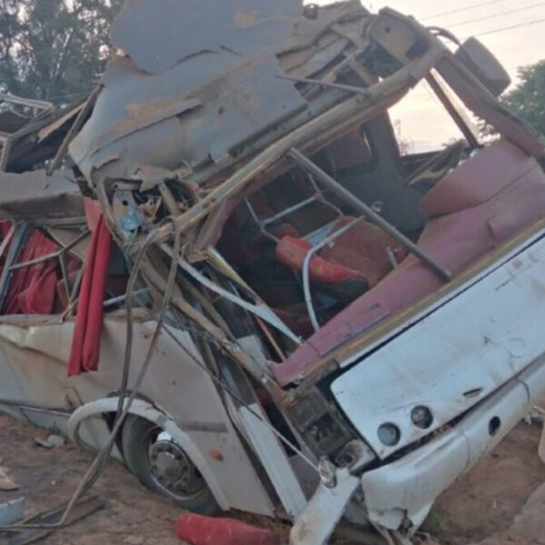 Reportan 17 jornaleros lesionados tras volcarse camión, en Michoacán