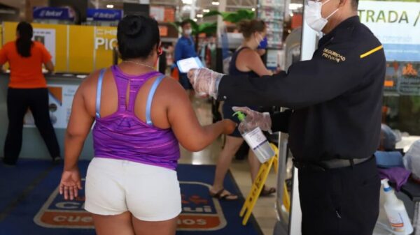 Entran en vigor restricciones sanitarias por semáforo naranja en Quintana Roo.