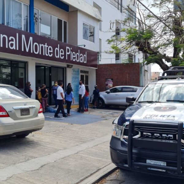 Cancún: Frustra guardia de seguridad asalto a mano armada a casa de empeños (VIDEO).