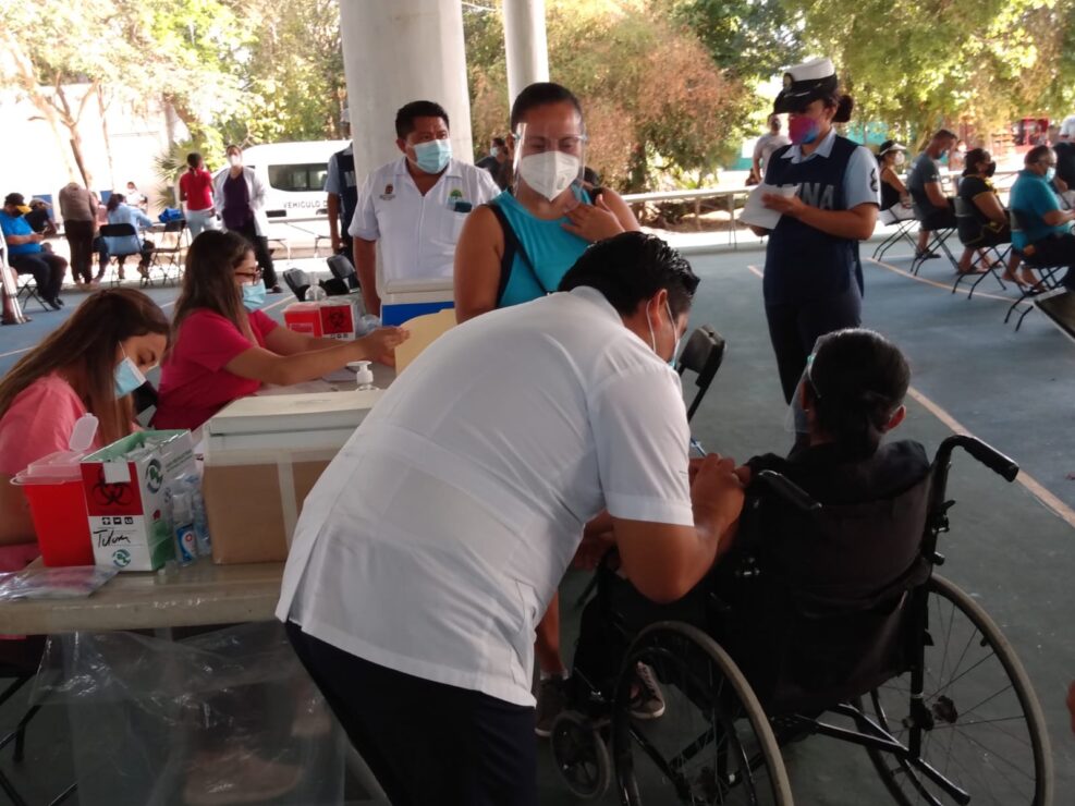 Sin contratiempos continúa jornada de vacunación contra Covid-19; el objetivo es inmunizar a más de 4 mil personas en Felipe Carrillo Puerto.