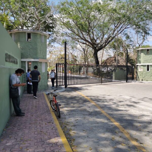 Aplican segunda dosis de Sinovac a adultos mayores que faltaron.