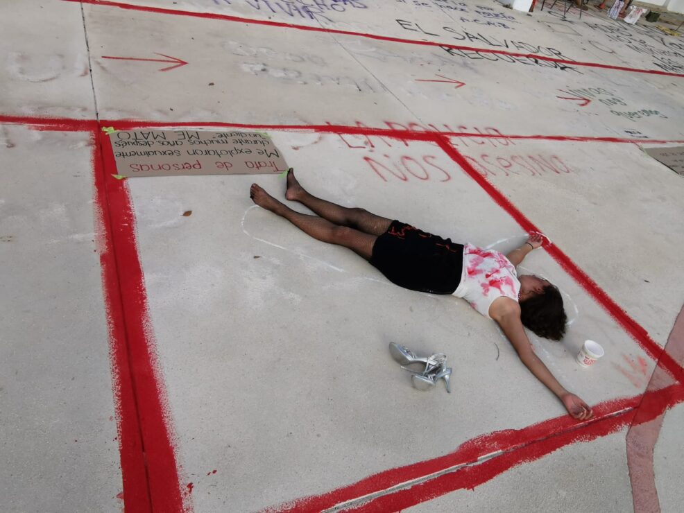 Víctimas de represiones en Cancún realizan el ‘Museo de la Impunidad’; más de 30 personas se congregaron en la Plaza de la Reforma en BJ.