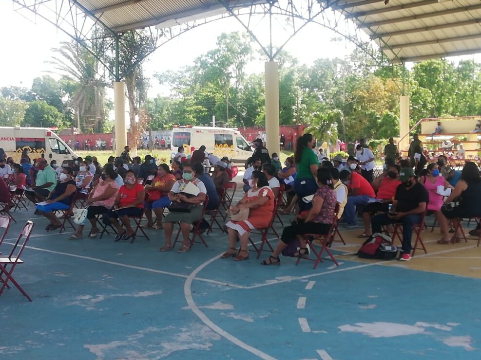 Aplican en Kantunilkín dosis de vacuna anti-Covid-19 a personas de 50 a 59 años; son biológicos del laboratorio AstraZeneca.