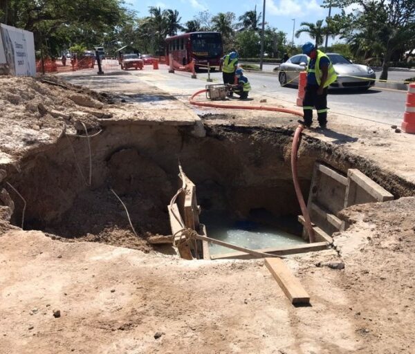 Por fuga de agua aparece socavón en plena Zona Hotelera de Cancún.
