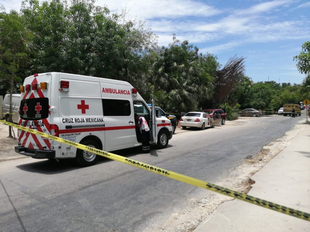 Otros dos ejecutados en la Zona Hotelera de Tulum; las víctimas viajaban en un Mercedes Benz cuando fueron acribillados.