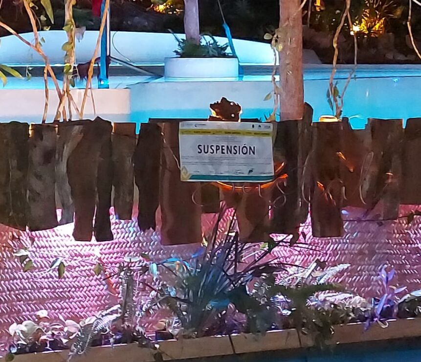 Clausuran autoridades fiesta clandestina en Tulum; se llevaba a cabo en un predio de la carretera Tulum-Cobá.