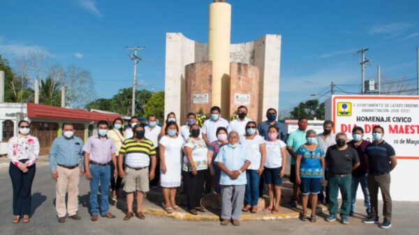Estimulan a maestros de Lázaro Cárdenas con más de 30 años de servicio.