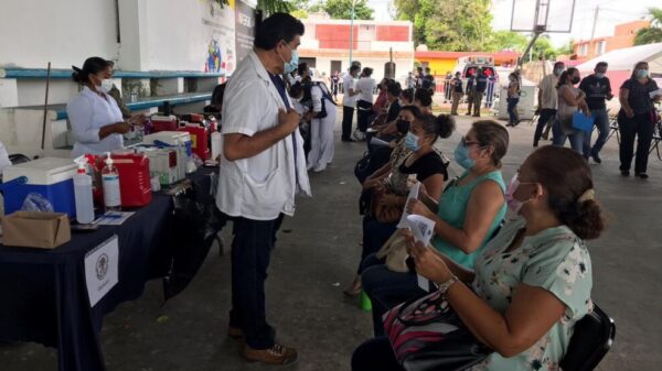 Apoya IMSS Quintana Roo aplicación de vacuna contra Covid-19 a docentes.