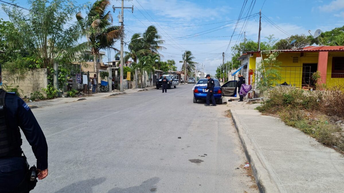 Cancún: Un ejecutado y un lesionado en el tianguis de la Supermanzana 227; dos sicarios en moto les dispararon a bordo de un vehículo.