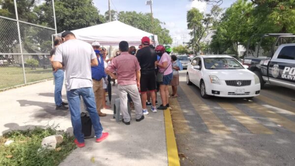 Cancunenses acuden por vacunas, pese a que ya se habían agotado