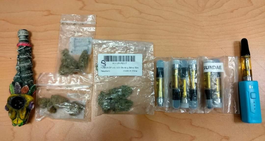 Detienen a mujer con droga que pretendía cruzar hacia Cozumel; en un cateo le aseguraron tres bolsitas con marihuana, una pipa y un “vapper”.