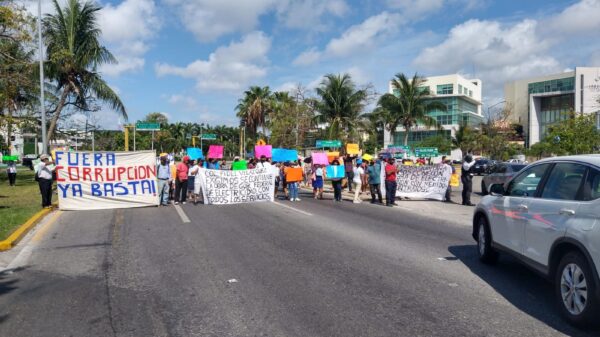Bloquean habitantes de colonias irregulares entrada a la Zona Hotelera de Cancún.