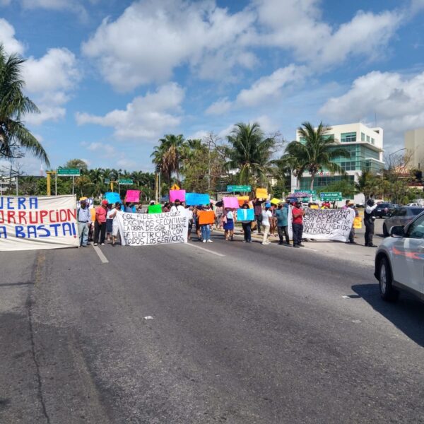 Bloquean habitantes de colonias irregulares entrada a la Zona Hotelera de Cancún.