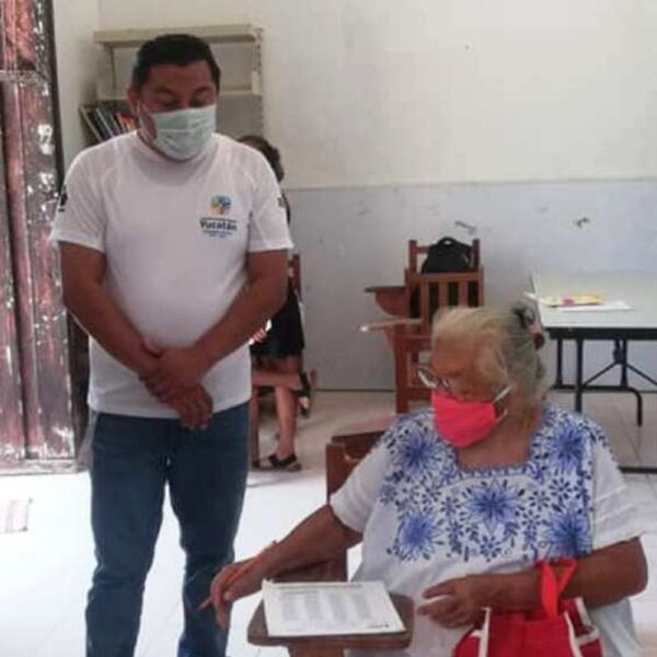 Abuelita se hace viral a sus 71 años por concluir su primaria en Yucatán
