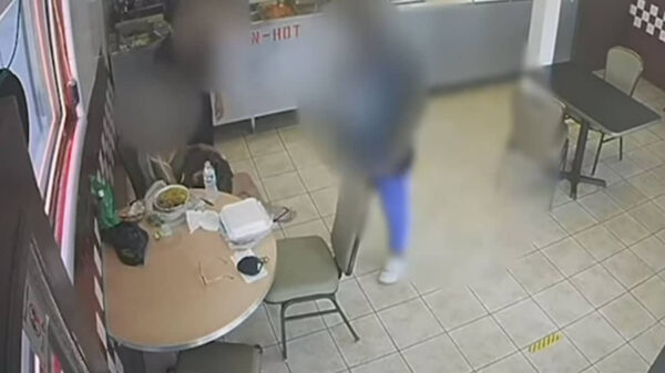 Un video en donde una adolescente abandona una bebé recién nacida se viraliza en redes sociales